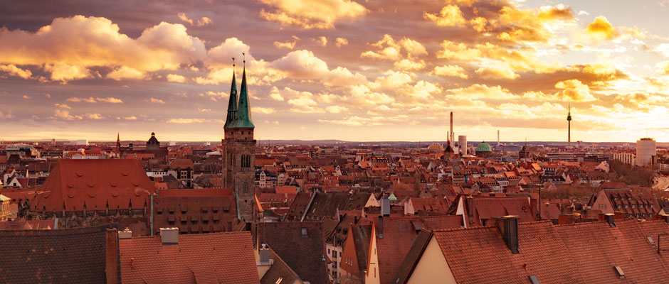 Teamarbeit bei Küspert & Küspert vor der Skyline Nürnberg